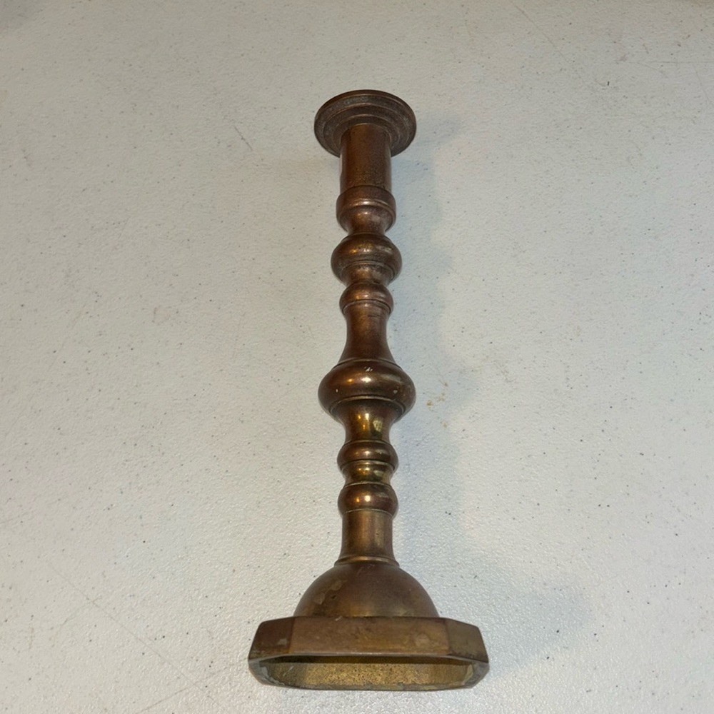 19th C. Victorian English solid brass candlestick - Picture 2 of 4